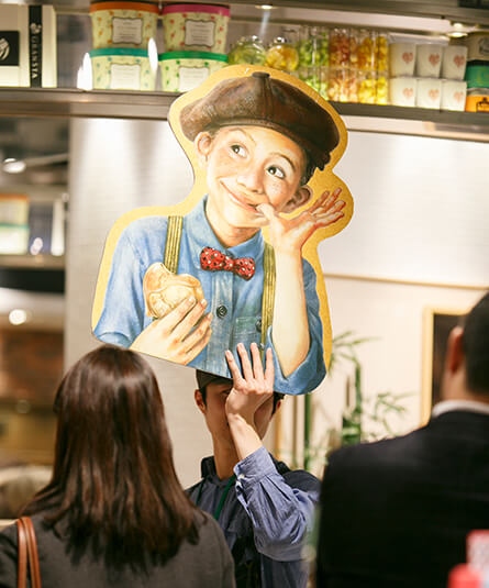 東京駅でエンターテインメント=“メープル坊や”大作戦
