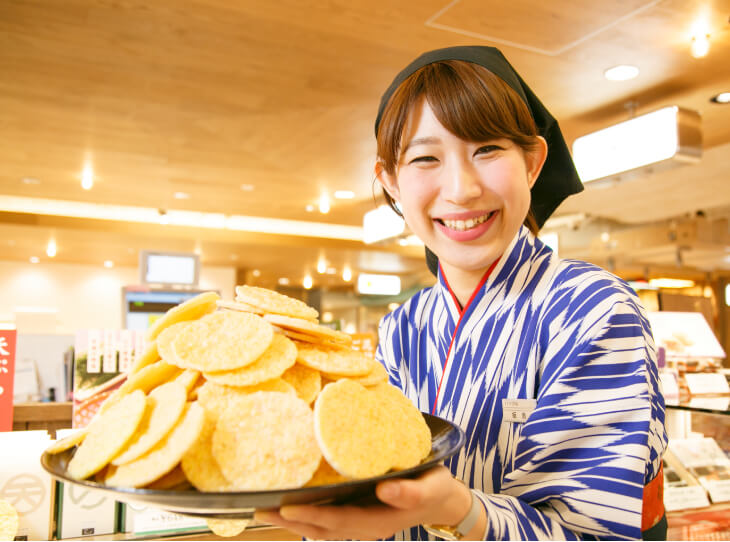 カジュアルでカワイイ制服に身を包み自分たちで立てた企画でキャンペーンを打つ!
